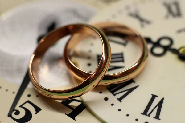Dois Anéis Casamento Relógio Com Algarismos Romanos Tão Perto — Fotografia de Stock
