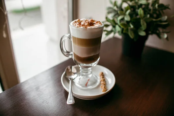Kaffee-Mokka auf dem Holztisch — Stockfoto