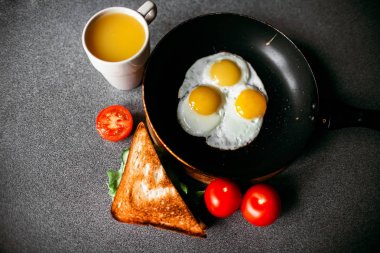 İngiliz kahvaltısı - kızarmış yumurta, fasulye, domates, mantar, pastırma ve tost.