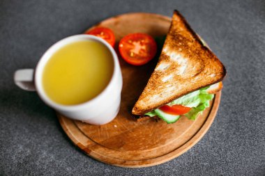 İngiliz kahvaltısı - kızarmış yumurta, fasulye, domates, mantar, pastırma ve tost.