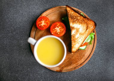 İngiliz kahvaltısı - kızarmış yumurta, fasulye, domates, mantar, pastırma ve tost.