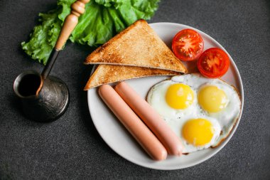 İngiliz kahvaltısı - kızarmış yumurta, fasulye, domates, mantar, pastırma ve tost.