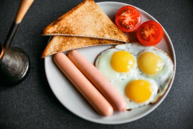 İngiliz kahvaltısı - kızarmış yumurta, fasulye, domates, mantar, pastırma ve tost.