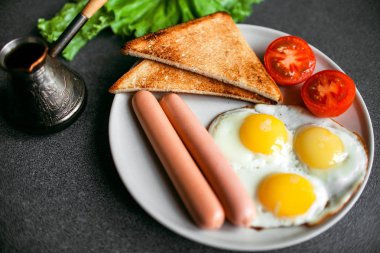 İngiliz kahvaltısı - kızarmış yumurta, fasulye, domates, mantar, pastırma ve tost.