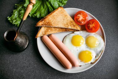 İngiliz kahvaltısı - kızarmış yumurta, fasulye, domates, mantar, pastırma ve tost.