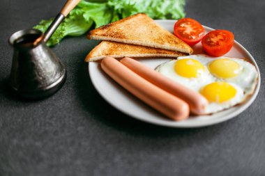 İngiliz kahvaltısı - kızarmış yumurta, fasulye, domates, mantar, pastırma ve tost.