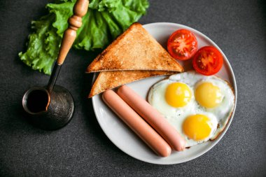 İngiliz kahvaltısı - kızarmış yumurta, fasulye, domates, mantar, pastırma ve tost.