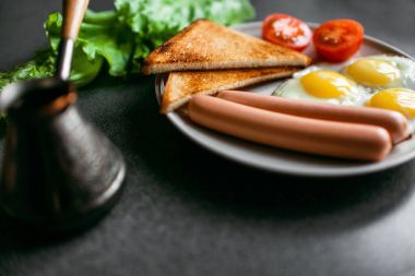 İngiliz kahvaltısı - kızarmış yumurta, fasulye, domates, mantar, pastırma ve tost.