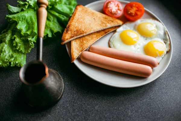 İngiliz kahvaltısı - kızarmış yumurta, fasulye, domates, mantar, pastırma ve tost.