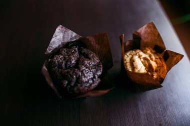 Küçük parça kek ve kahve çekirdekleri eski ahşap tablo ile klasik tarzı espresso vurdu