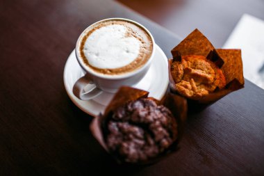 Küçük parça kek ve kahve çekirdekleri eski ahşap tablo ile klasik tarzı espresso vurdu