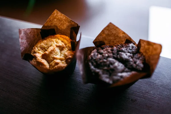 Klasszikus stílusú espresso kávébab, a régi fából készült asztal és forgács muffin lövés — Stock Fotó