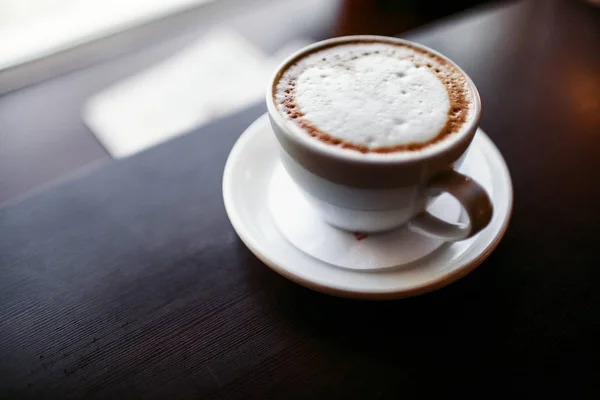 Espresso im klassischen Stil mit Chip-Muffin und Kaffeebohnen auf altem Holztisch — Stockfoto