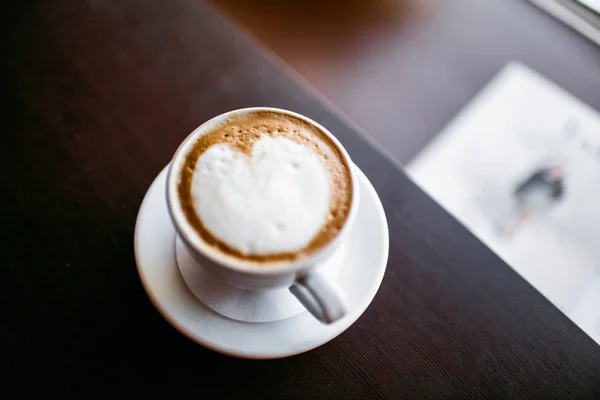 Gaya klasik espresso ditembak dengan chip muffin dan biji kopi di meja kayu tua — Stok Foto