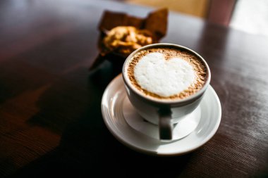 Küçük parça kek ve kahve çekirdekleri eski ahşap tablo ile klasik tarzı espresso vurdu