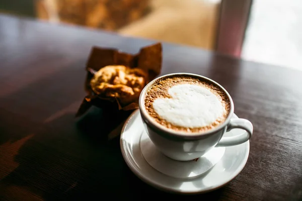 Espresso im klassischen Stil mit Chip-Muffin und Kaffeebohnen auf altem Holztisch — Stockfoto