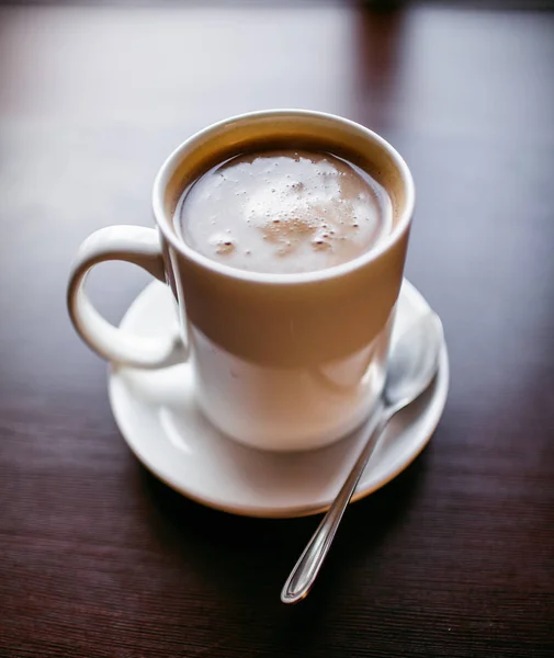 Tasse Kaffee auf Holzgrund — Stockfoto