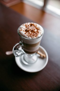 ahşap bir masa üzerinde sandviç ve Kupası kahve