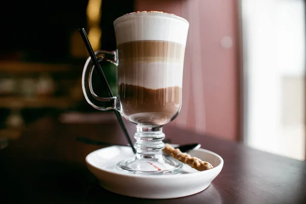 Sándwich y café taza en una mesa de madera —  Fotos de Stock