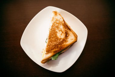 ahşap bir masa üzerinde sandviç