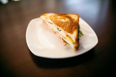 ahşap bir masa üzerinde sandviç