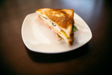 ahşap bir masa üzerinde sandviç