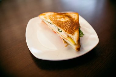 ahşap bir masa üzerinde sandviç