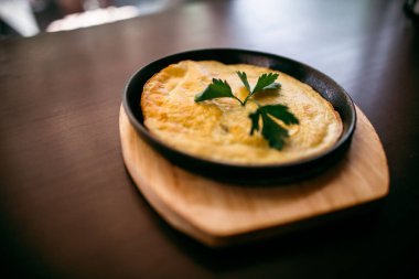 Kahvaltı. Bir fincan kahve ile omlet