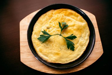 Kahvaltı. Bir fincan kahve ile omlet