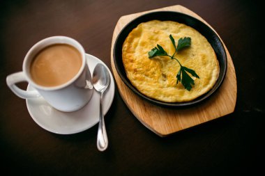 Kahvaltı. Bir fincan kahve ile omlet