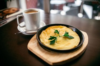 Kahvaltı. Bir fincan kahve ile omlet