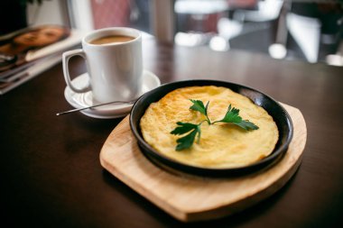 Kahvaltı. Bir fincan kahve ile omlet