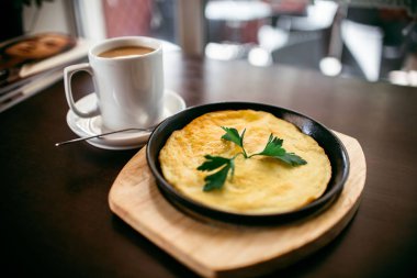 Kahvaltı. Bir fincan kahve ile omlet