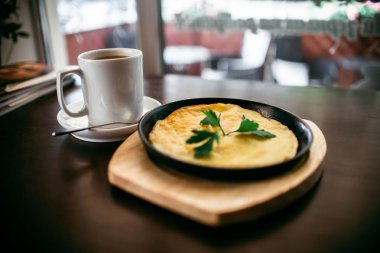 Kahvaltı. Bir fincan kahve ile omlet