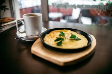 Kahvaltı. Bir fincan kahve ile omlet