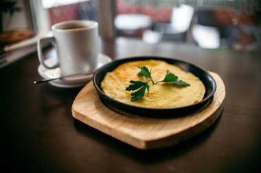 Kahvaltı. Bir fincan kahve ile omlet