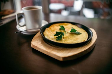 Kahvaltı. Bir fincan kahve ile omlet