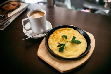 Kahvaltı. Bir fincan kahve ile omlet