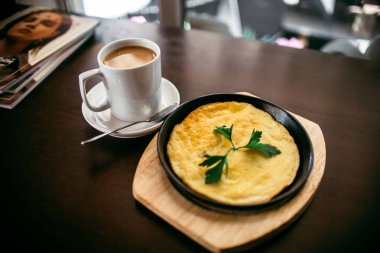 Kahvaltı. Bir fincan kahve ile omlet