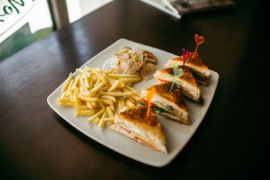 Club sandviç salata ve patates ile