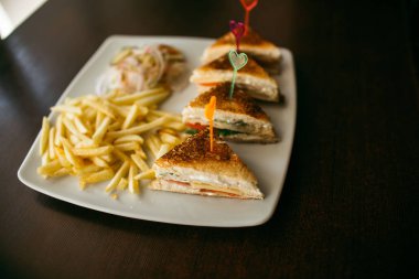 Club sandviç salata ve patates ile