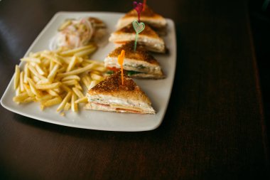 Club sandviç salata ve patates ile