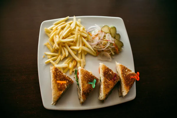 Club sandviç salata ve patates ile