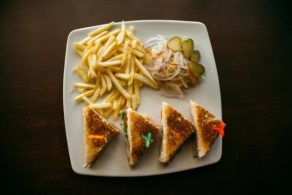 Club sandviç salata ve patates ile