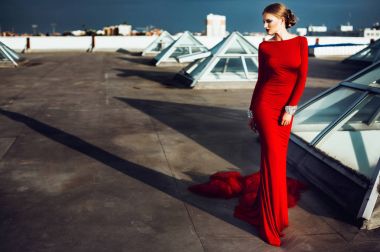 Çatıda Pırlantalı kırmızı uzun elbiseli güzel zarif kadın