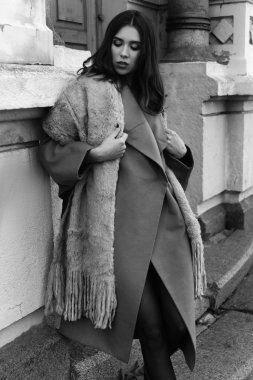 Kalın elbiseli kadın. 