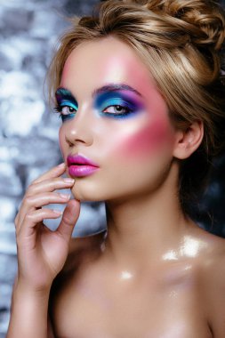 parlak bir makyaj ile güzel bir kadın