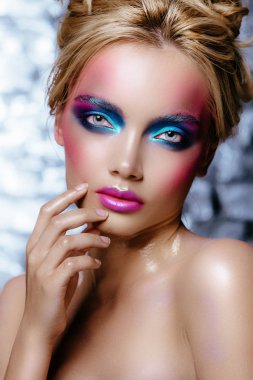 kadın parlak bir makyaj ile