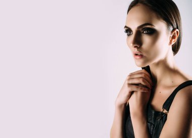 seksi siyah giysili kadın 