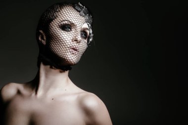 Yüzünde siyah örtü ile seksi kadın